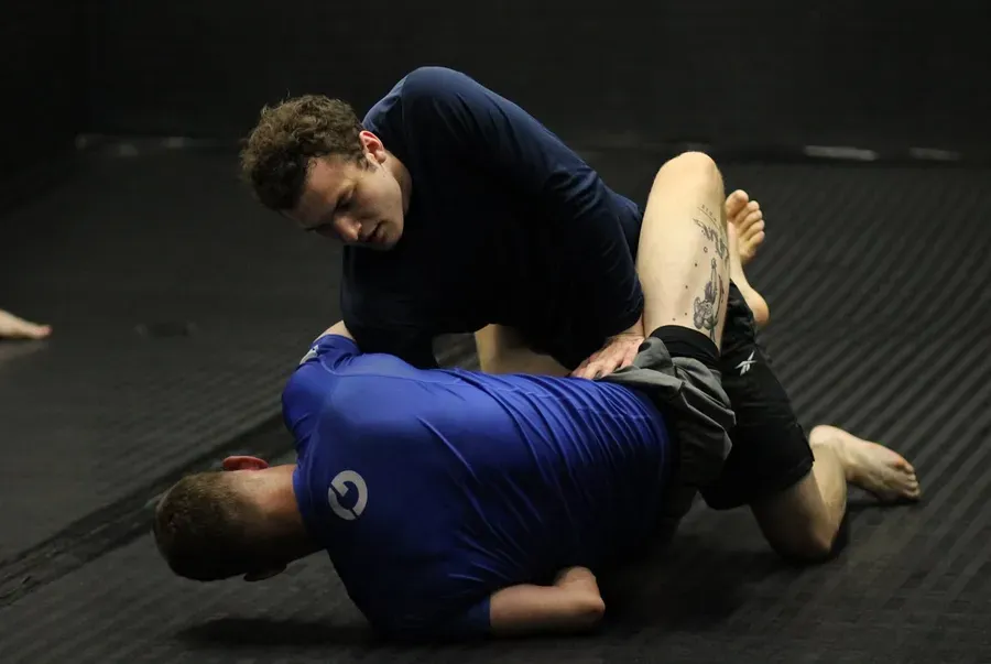 No-gi rolling on the mats at Ethos BJJ